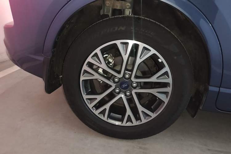 Used Ford Escape 2020 EcoBoost 245 Four-Wheel Drive Luxury Edition Right Rear Wheel Hub