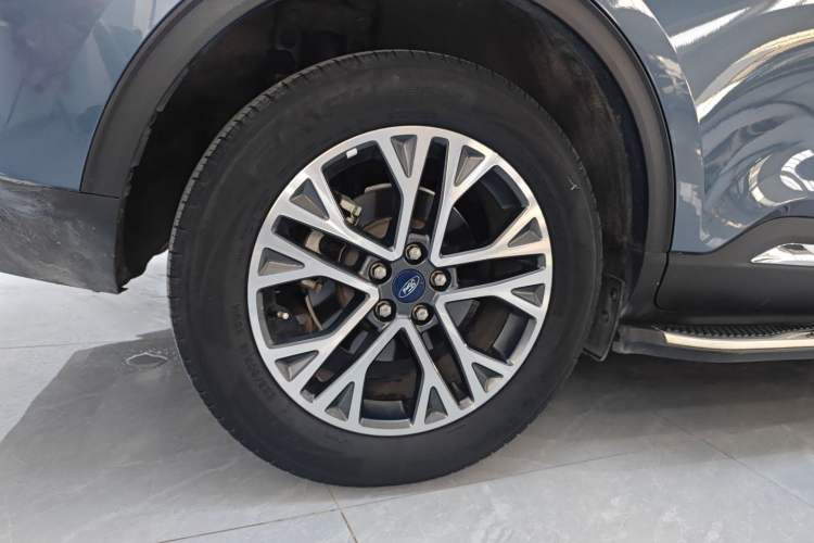 Used Ford Escape 2020 EcoBoost 245 Two-Wheel-Drive Titanium Edition Right Rear Wheel Hub