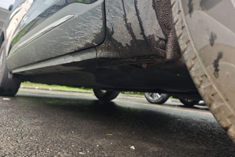 Used Ford Escape 2020 EcoBoost 245 Two-Wheel-Drive Titanium Edition Right Side Sill