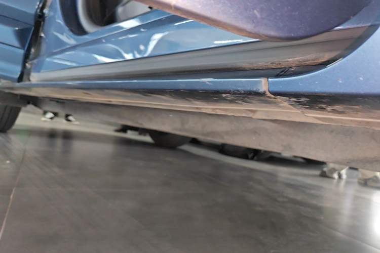 Used Ford Escape 2020 EcoBoost 245 Four-Wheel Drive ST-LINE Deluxe Edition Right Side Sill