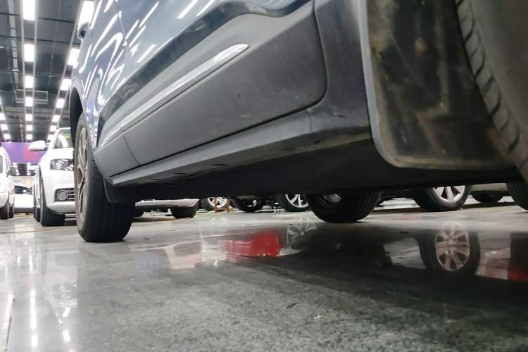 Used Ford Escape 2020 EcoBoost 245 Two-Wheel-Drive Titanium Edition Right Side Sill