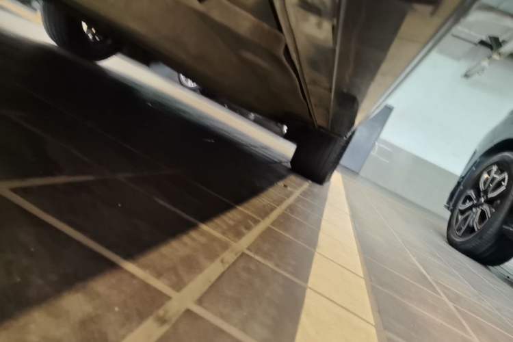 Used Ford Escape 2020 EcoBoost 245 Four-Wheel Drive ST-LINE Deluxe Edition Right Side Sill