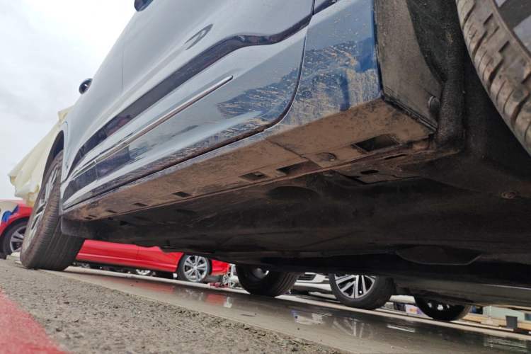Used Ford Escape 2020 EcoBoost 245 Four-Wheel Drive Luxury Edition Right Side Sill