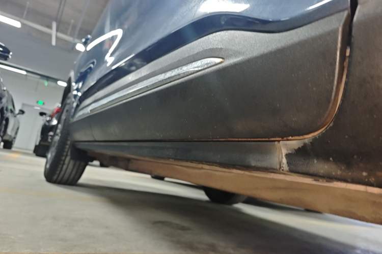 Used Ford Escape 2020 EcoBoost 245 Two-Wheel-Drive Titanium Edition Right Side Sill