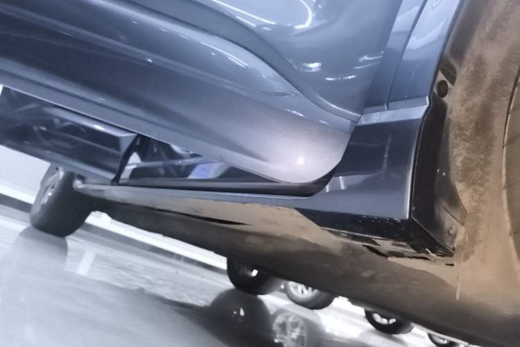 Used Ford Escape 2020 EcoBoost 245 Four-Wheel Drive ST-LINE Deluxe Edition Right Side Sill