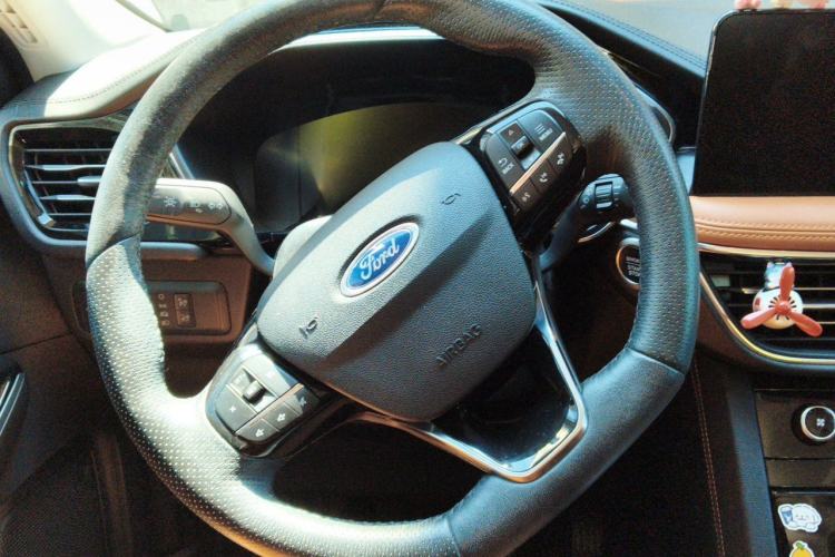 Used Ford Escape 2020 EcoBoost 245 Four-Wheel Drive Luxury Edition Steering Wheel