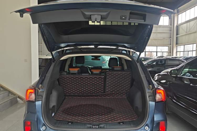 Used Ford Escape 2020 EcoBoost 245 Two-Wheel-Drive Titanium Edition Trunk