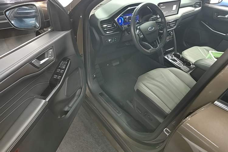 Used Ford Escape 2020 EcoBoost 245 Four-Wheel Drive Luxury Edition Driver Seat