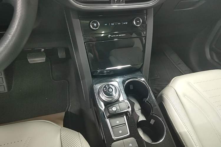 Used Ford Escape 2020 EcoBoost 245 Four-Wheel Drive Luxury Edition Gear Lever