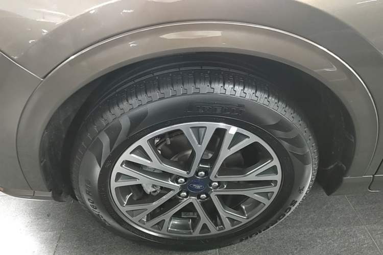 Used Ford Escape 2020 EcoBoost 245 Four-Wheel Drive Luxury Edition Left Front Wheel Hub