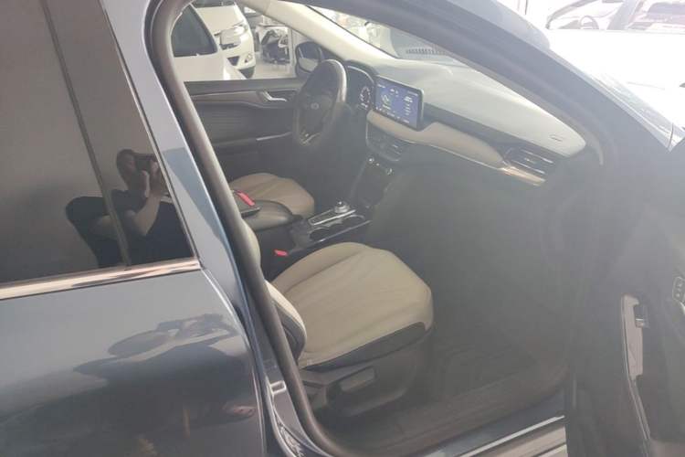 Used Ford Escape 2020 EcoBoost 245 Four-Wheel Drive ST-LINE Deluxe Edition Right Front Seat