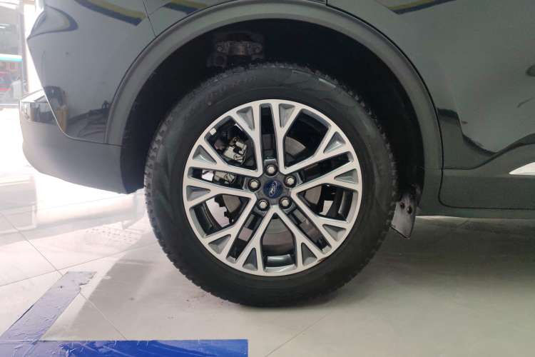 Used Ford Escape 2020 EcoBoost 245 Two-Wheel-Drive Titanium Edition Right Front Wheel Hub