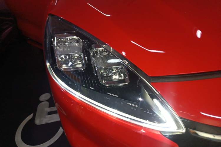 Used Ford Escape 2020 EcoBoost 245 Four-Wheel Drive Luxury Edition Right Front Headlight