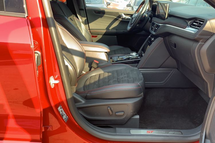 Used Ford Escape 2020 EcoBoost 245 Four-Wheel Drive ST-LINE Deluxe Edition Right Front Seat