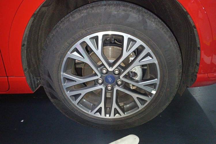 Used Ford Escape 2020 EcoBoost 245 Four-Wheel Drive Luxury Edition Right Front Wheel Hub