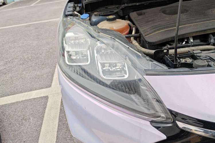Used Ford Escape 2020 EcoBoost 245 Four-Wheel Drive Luxury Edition Right Front Headlight