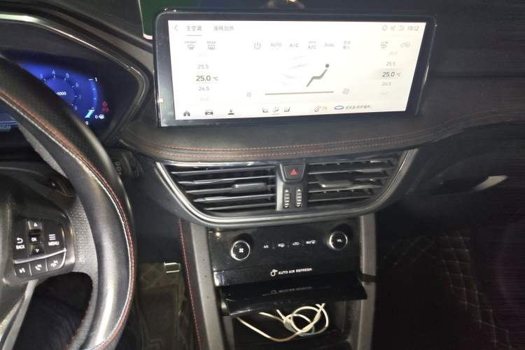 Used Ford Escape 2020 EcoBoost 245 Four-Wheel Drive ST-LINE Deluxe Edition Audio And AC Panel