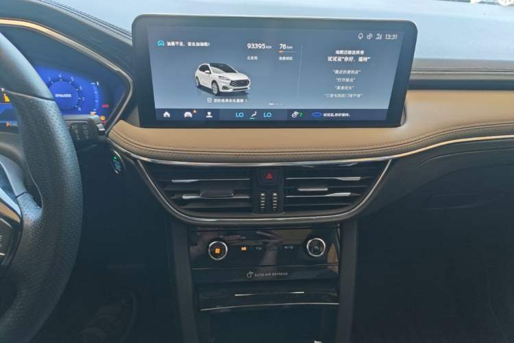 Used Ford Escape 2020 EcoBoost 245 Four-Wheel Drive Luxury Edition Audio And AC Panel