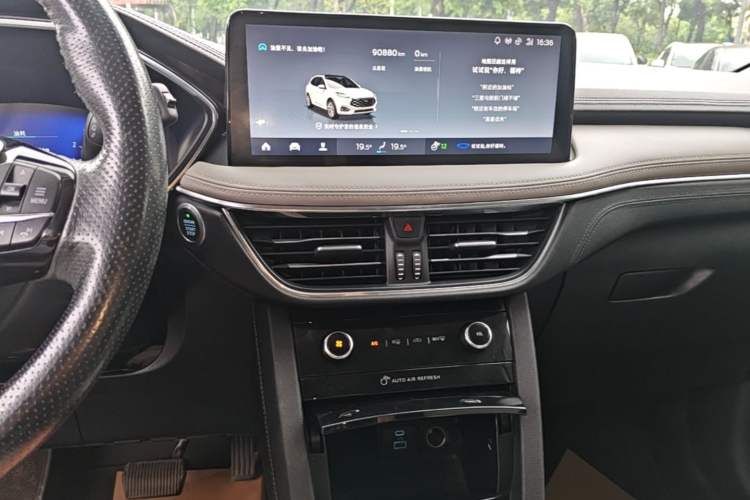 Used Ford Escape 2020 EcoBoost 245 Four-Wheel Drive Luxury Edition Audio And AC Panel