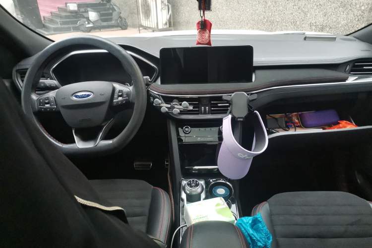 Used Ford Escape 2020 EcoBoost 245 Four-Wheel Drive ST-LINE Deluxe Edition Center Console