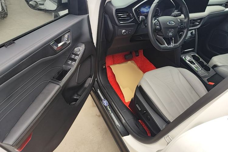 Used Ford Escape 2020 EcoBoost 245 Two-Wheel-Drive Titanium Edition Driver Seat