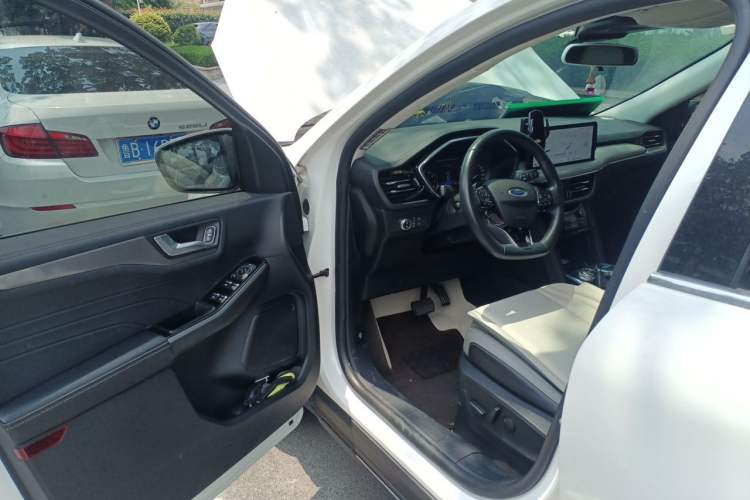 Used Ford Escape 2020 EcoBoost 245 Two-Wheel-Drive Titanium Edition Driver Seat