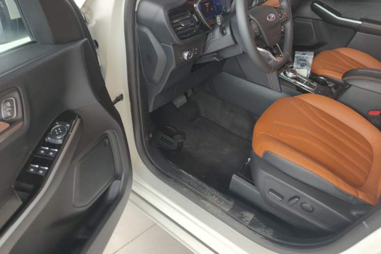 Used Ford Escape 2020 EcoBoost 245 Four-Wheel Drive Luxury Edition Driver Seat