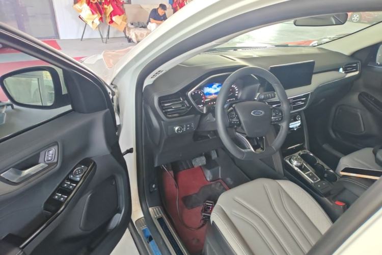 Used Ford Escape 2020 EcoBoost 245 Two-Wheel-Drive Titanium Edition Driver Seat