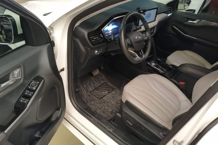 Used Ford Escape 2020 EcoBoost 245 Four-Wheel Drive Luxury Edition Driver Seat