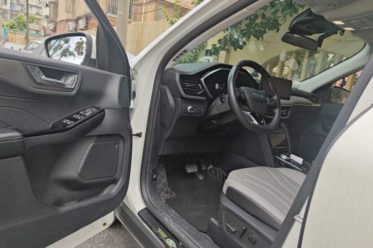 Used Ford Escape 2020 EcoBoost 245 Two-Wheel-Drive Titanium Edition Driver Seat