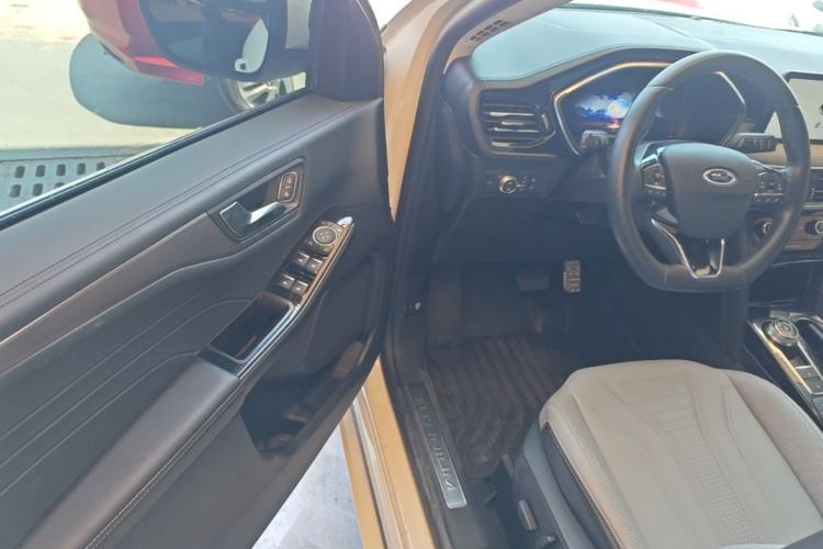 Used Ford Escape 2020 EcoBoost 245 Four-Wheel Drive Luxury Edition Driver Seat