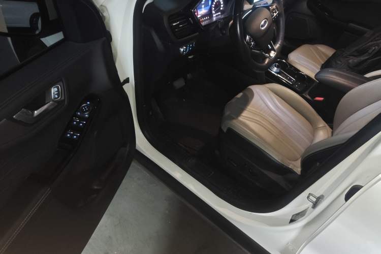Used Ford Escape 2020 EcoBoost 245 Two-Wheel-Drive Titanium Edition Driver Seat