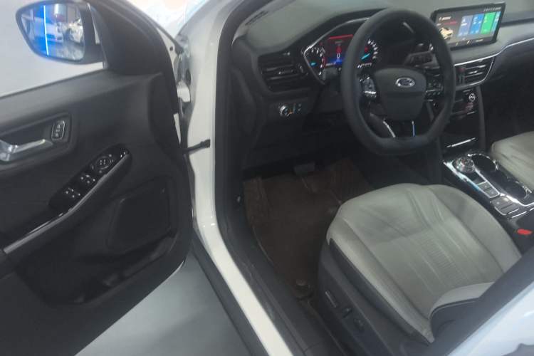 Used Ford Escape 2020 EcoBoost 245 Four-Wheel Drive Titanium Edition Driver Seat