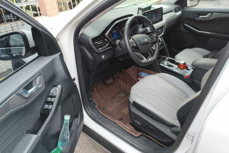Used Ford Escape 2020 EcoBoost 245 Two-Wheel-Drive Titanium Edition Driver Seat