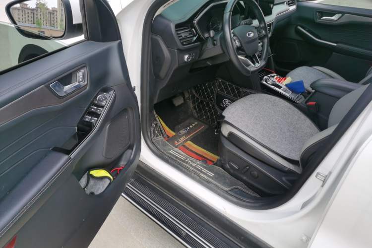 Used Ford Escape 2020 EcoBoost 245 Four-Wheel Drive Titanium Edition Driver Seat