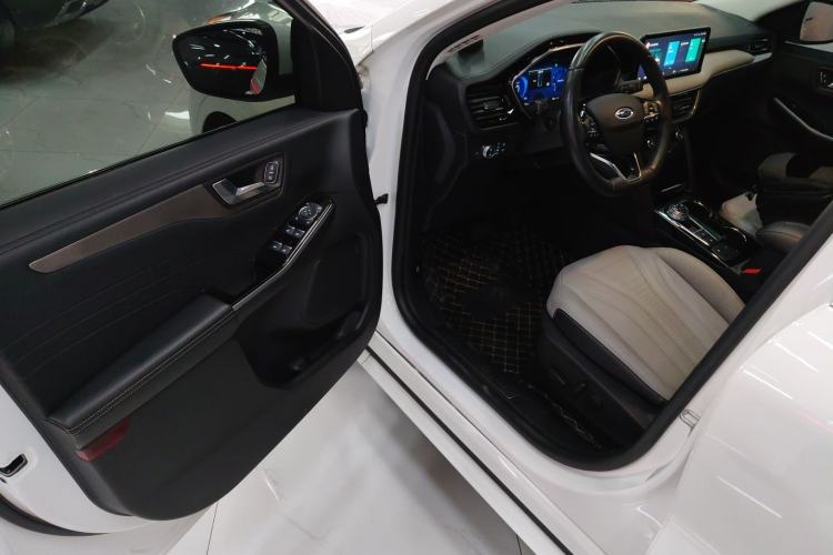 Used Ford Escape 2020 EcoBoost 245 Four-Wheel Drive Luxury Edition Driver Seat