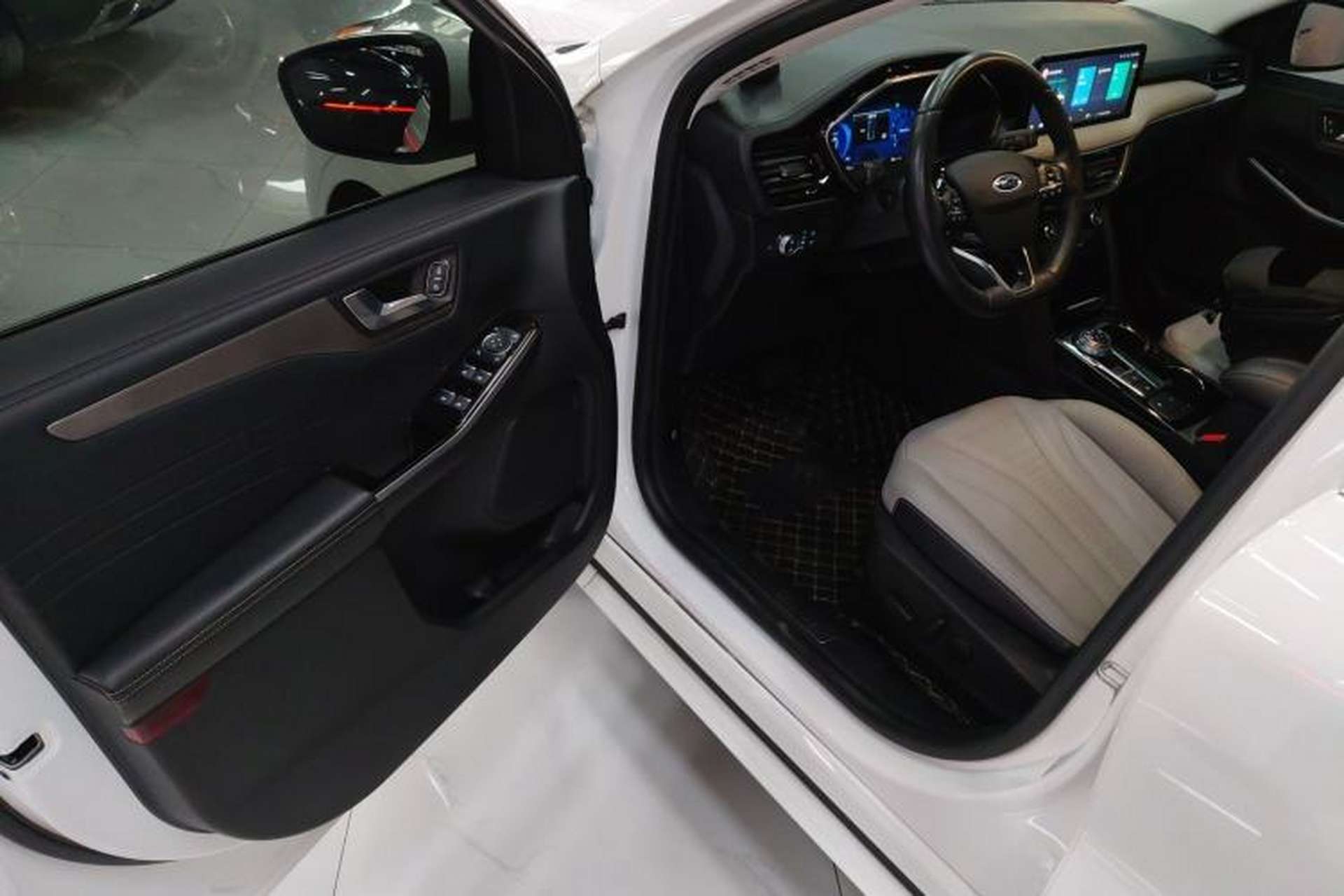 Used Ford Escape 2020 EcoBoost 245 Four-Wheel Drive Luxury Edition Driver Seat