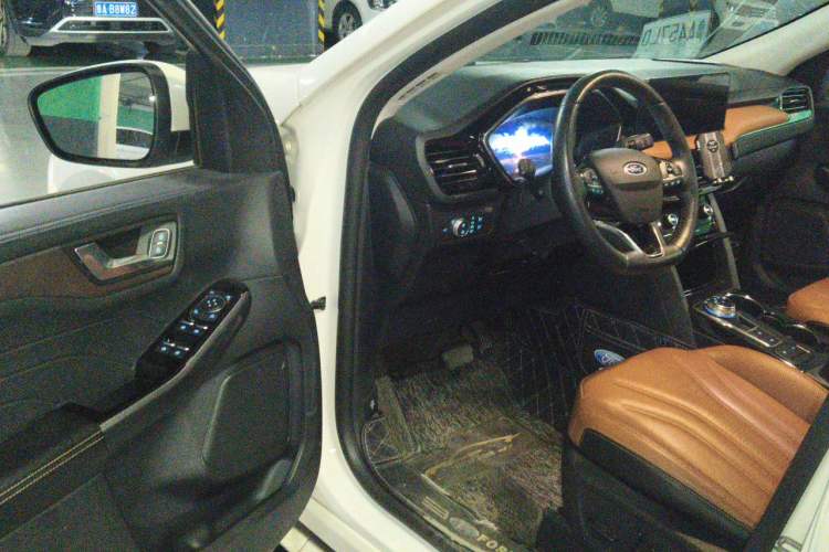 Used Ford Escape 2020 EcoBoost 245 Four-Wheel Drive Luxury Edition Driver Seat