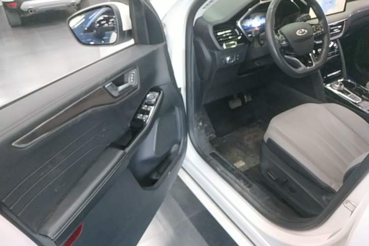 Used Ford Escape 2020 EcoBoost 245 Four-Wheel Drive Luxury Edition Driver Seat