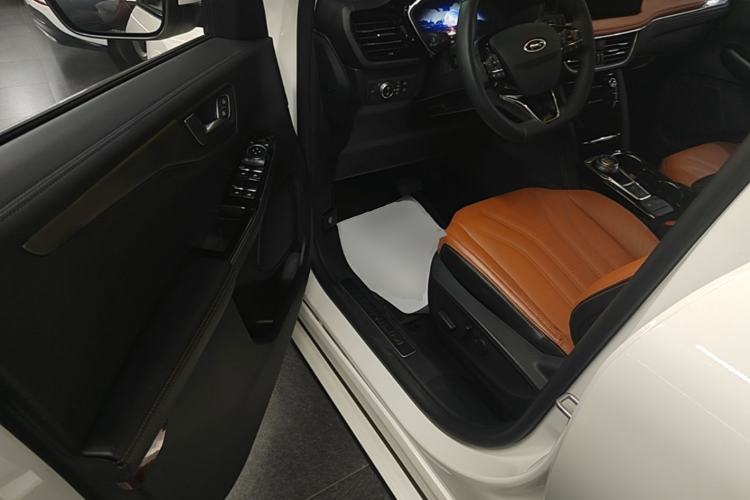 Used Ford Escape 2020 EcoBoost 245 Four-Wheel Drive Luxury Edition Driver Seat