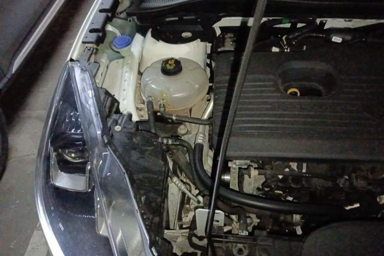 Used Ford Escape 2020 EcoBoost 245 Two-Wheel-Drive Comfort Edition Engine Bay Right