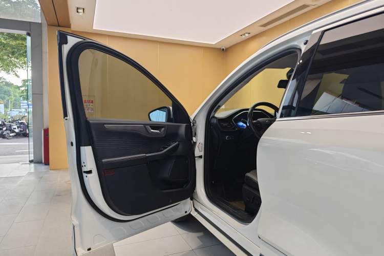 Used Ford Escape 2020 EcoBoost 245 Four-Wheel Drive Luxury Edition Exterior 8