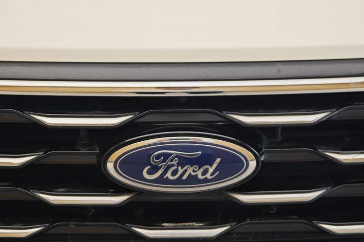 Used Ford Escape 2020 EcoBoost 245 Four-Wheel Drive Luxury Edition Exterior 9