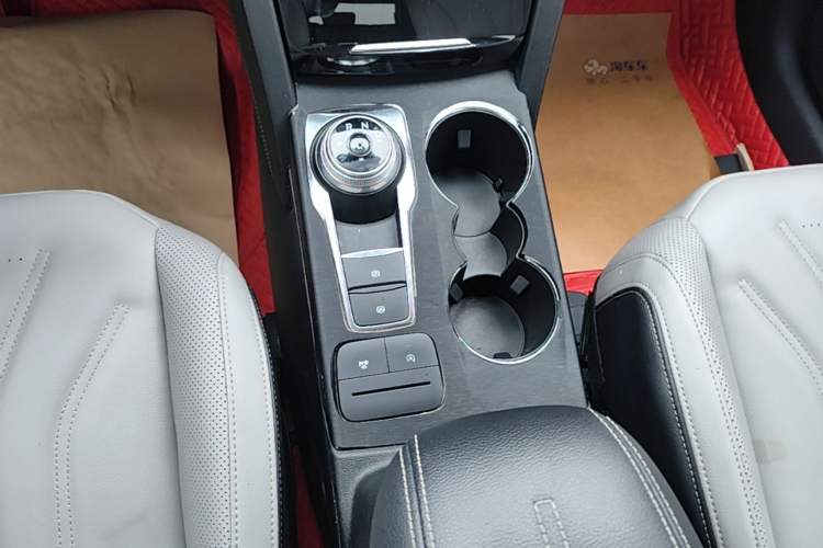 Used Ford Escape 2020 EcoBoost 245 Two-Wheel-Drive Titanium Edition Gear Lever