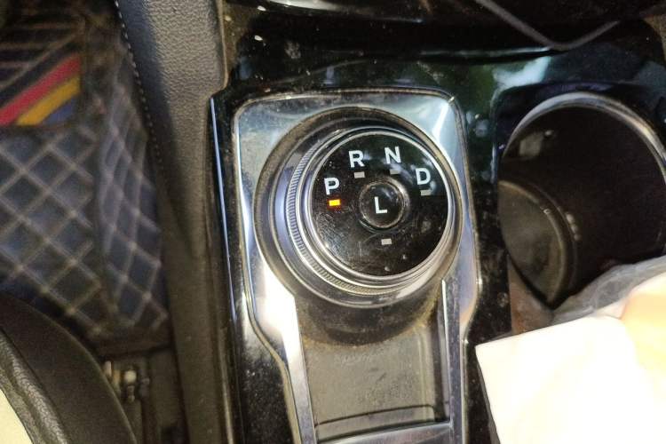 Used Ford Escape 2020 EcoBoost 245 Two-Wheel-Drive Comfort Edition Gear Lever