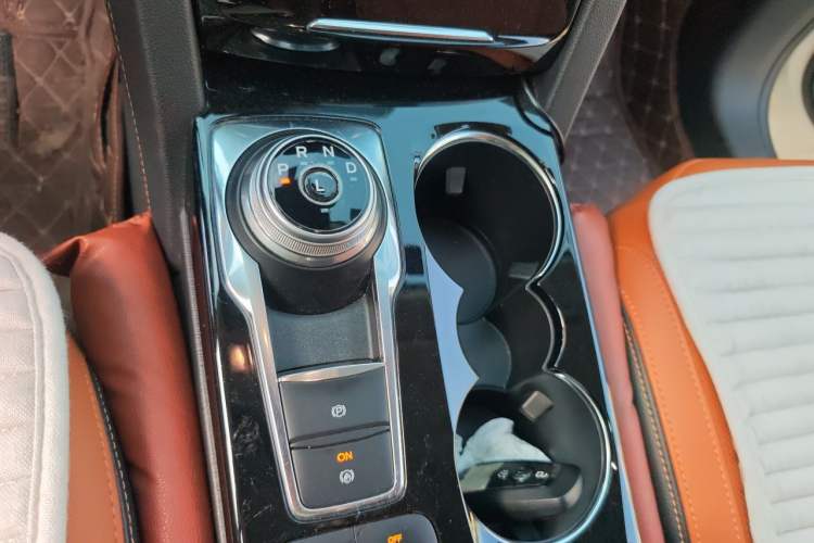 Used Ford Escape 2020 EcoBoost 245 Four-Wheel Drive Luxury Edition Gear Lever
