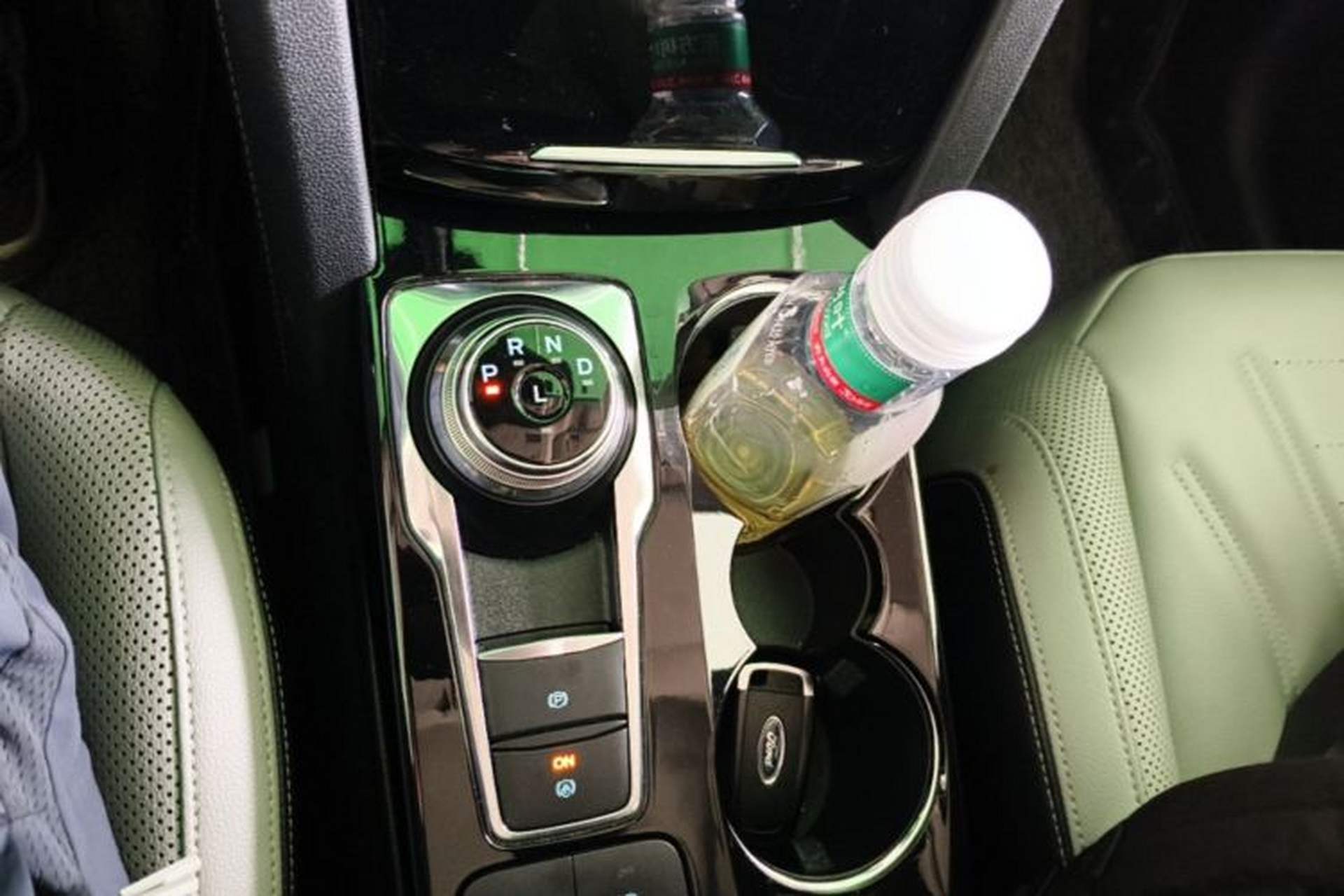 Used Ford Escape 2020 EcoBoost 245 Four-Wheel Drive Luxury Edition Gear Lever