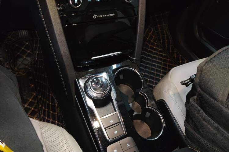 Used Ford Escape 2020 EcoBoost 245 Four-Wheel Drive Luxury Edition Gear Lever
