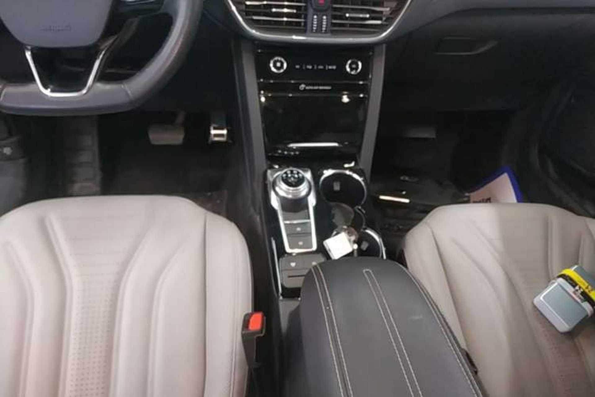 Used Ford Escape 2020 EcoBoost 245 Four-Wheel Drive Luxury Edition Gear Lever