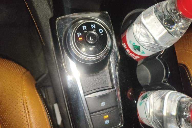 Used Ford Escape 2020 EcoBoost 245 Four-Wheel Drive Luxury Edition Gear Lever